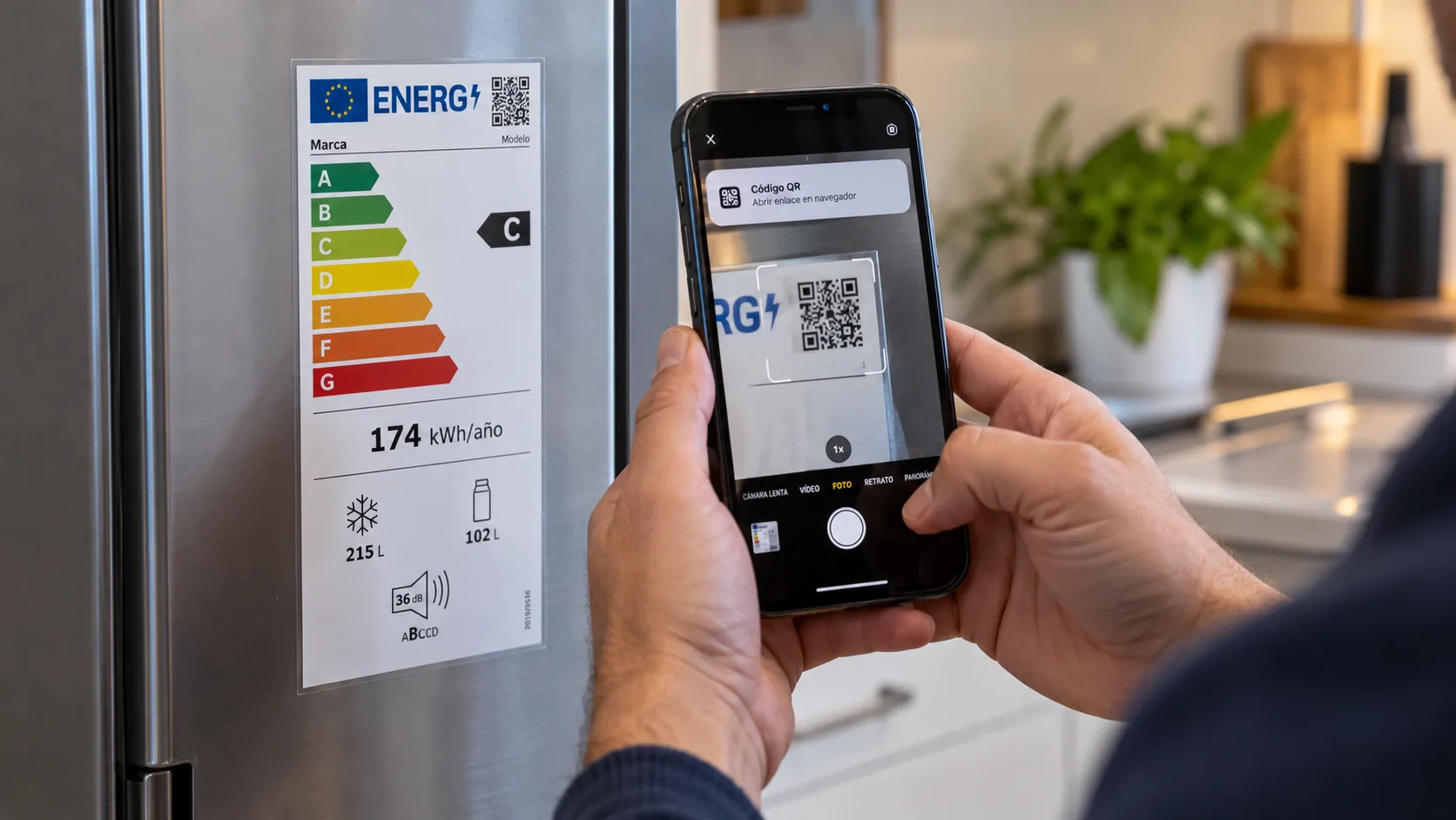 Persona escaneando el código QR de una etiqueta energética con el móvil