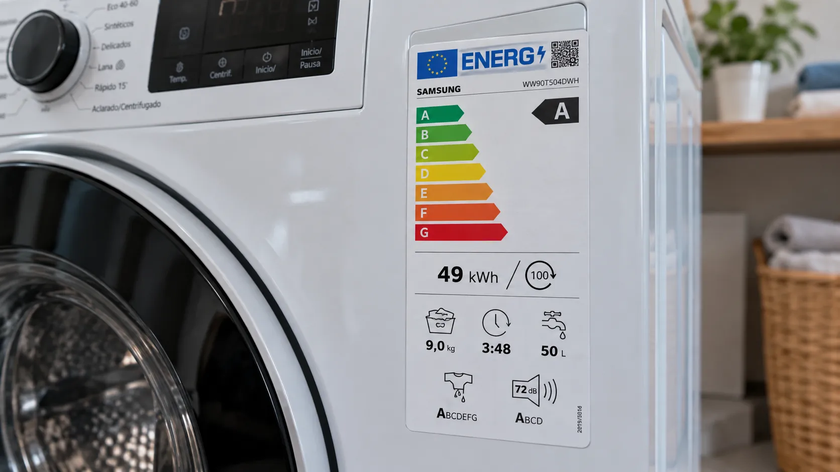 Etiqueta energética de una lavadora mostrando su clase y consumo por 100 ciclos