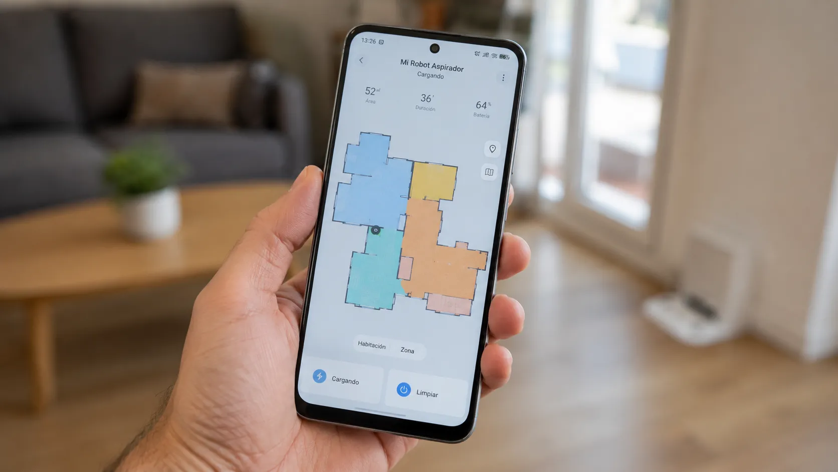 Pantalla de móvil mostrando la aplicación con el mapa de la casa generado por un robot aspirador